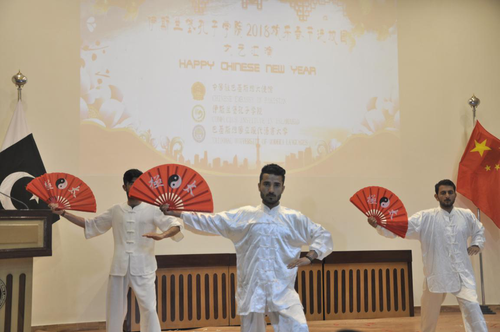 孔子学院学生太极扇表演 孔子学院学生太极扇表演