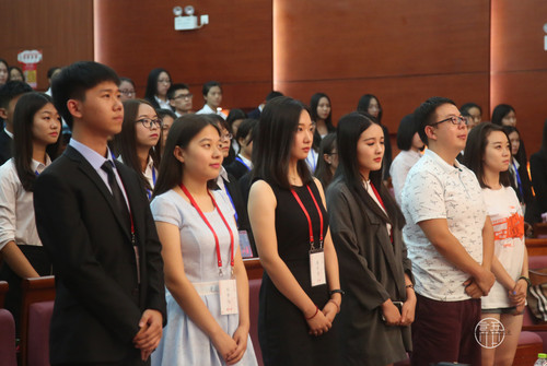 全体成员起立奏校歌 全体成员起立奏校歌