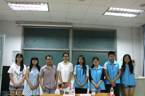 4 志愿者同老师合影 4 志愿者同老师合影