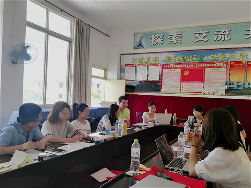 2 志愿者参加培训 2 志愿者参加培训