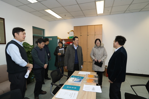 倪书记与教师交谈 倪书记与教师交谈