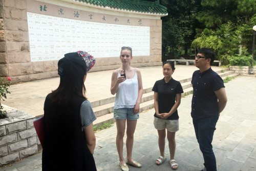 2 我校留学生接受采访 2 我校留学生接受采访