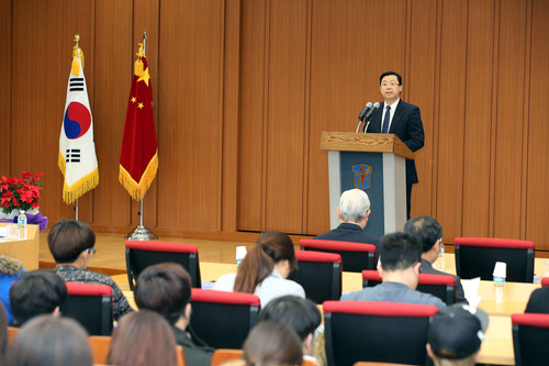 2. 刘利校长在研讨会上作主旨报告 2. 刘利校长在研讨会上作主旨报告