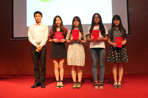 3 梁宇老师为获奖同学颁奖 3 梁宇老师为获奖同学颁奖