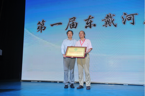 中国康复技术转化及发展促进会副会长为康复科学学院授予言语康复人才培训中心匾牌 中国康复技术转化及发展促进会副会长为康复科学学院授予言语康复人才培训中心匾牌