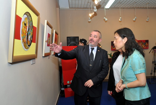 普拉门_列格科斯图普教授为孔子学院总部国家汉办副主任静炜女士讲解画作 普拉门_列格科斯图普教授为孔子学院总部国家汉办副主任静炜女士讲解画作