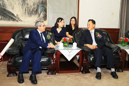 倪海东书记与嘉宾交谈 倪海东书记与嘉宾交谈