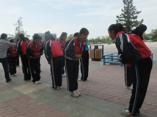 2 同学互相示礼 2 同学互相示礼