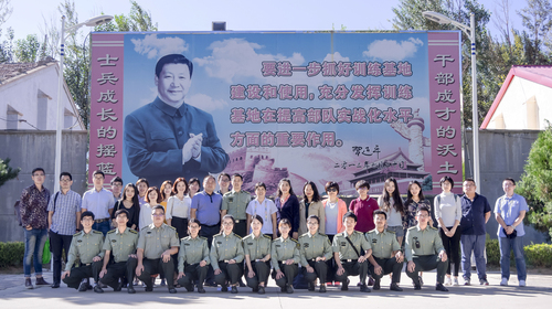 1 学校领导老师同军训团团部干部和各连指导员合影 1 学校领导老师同军训团团部干部和各连指导员合影