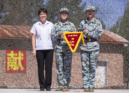 4 刘伟副书记为内务评比标本连颁发奖旗 4 刘伟副书记为内务评比标本连颁发奖旗