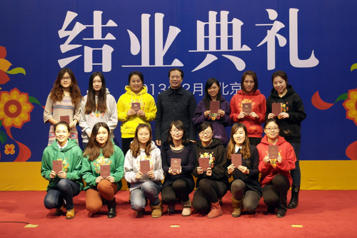 赵书记为参培学院颁发结业证书-001 赵书记为参培学院颁发结业证书-001