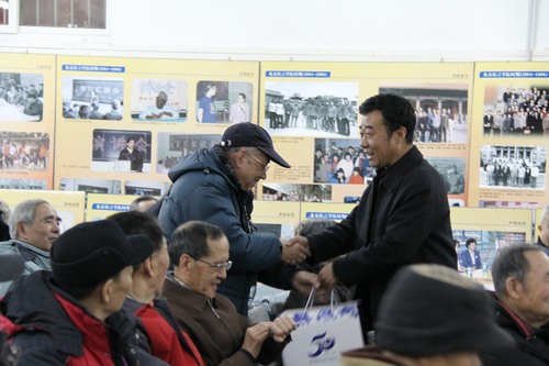 霍书记为参与史料征集的离退休老同志颁发纪念品 霍书记为参与史料征集的离退休老同志颁发纪念品