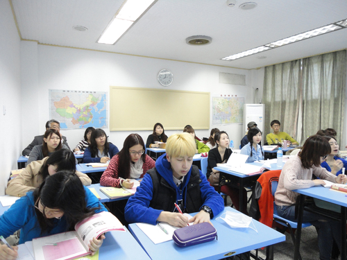 日本立命馆亚洲太平洋大学西川孝次教授等人在速成学院听课 日本立命馆亚洲太平洋大学西川孝次教授等人在速成学院听课