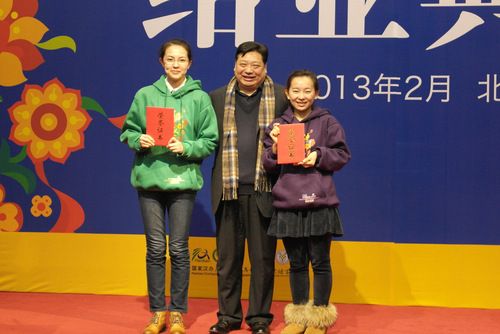 李书记为优秀班集体代表颁发证书-001 李书记为优秀班集体代表颁发证书-001