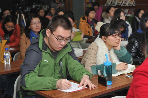 认真聆听的听众 认真聆听的听众