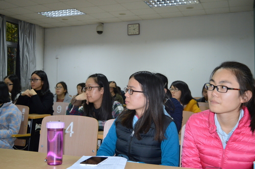 同学们认真听讲