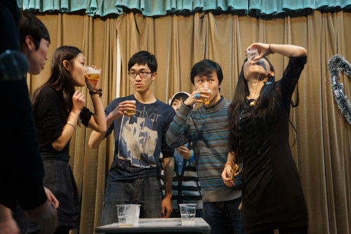 欢乐的啤酒接力游戏 欢乐的啤酒接力游戏