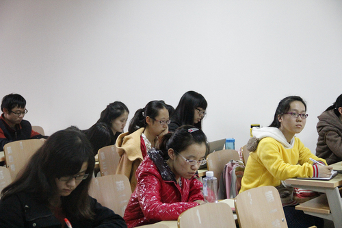 认真听讲的学子 认真听讲的学子