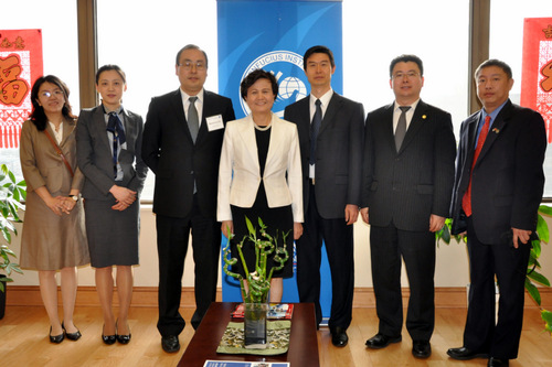 图片一:许琳主任一行五人在孔院合影-001 图片一:许琳主任一行五人在孔院合影-001