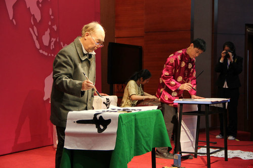 常敬宇教授_陈大志老师_同中外学生一起为世界文化节书写祝福2 常敬宇教授_陈大志老师_同中外学生一起为世界文化节书写祝福2