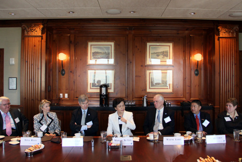 图片二:许琳主任在高端商务早餐会的发言-001 图片二:许琳主任在高端商务早餐会的发言-001