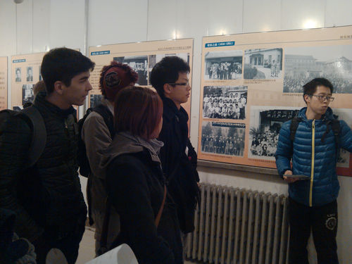 留学生参观老照片展 留学生参观老照片展