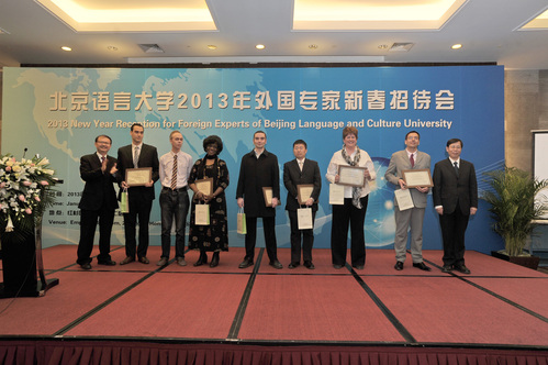 优秀外专领奖并合影 优秀外专领奖并合影