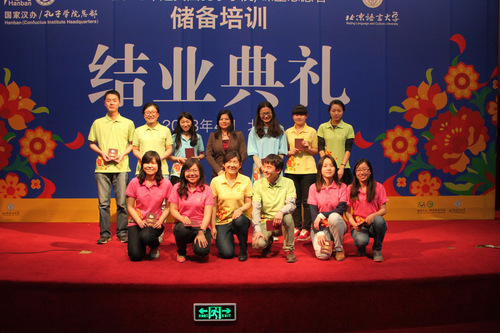 郭骄阳主任为学员颁发结业证书-001 郭骄阳主任为学员颁发结业证书-001