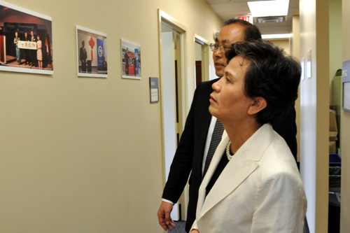 图片四:许琳主任正在仔细观看孔院相关活动照片-001 图片四:许琳主任正在仔细观看孔院相关活动照片-001