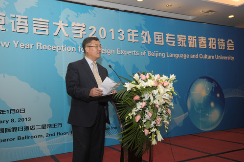 戚德祥副校长宣读获奖名单 戚德祥副校长宣读获奖名单