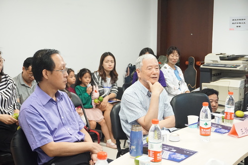 图2王振亚教授发言 图2王振亚教授发言