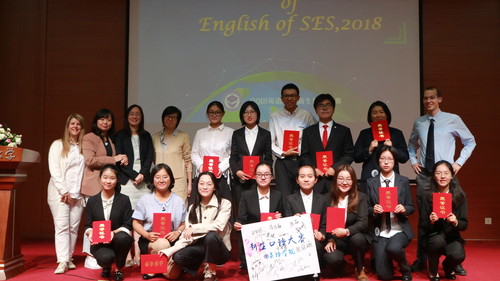 图4 选手与老师合照 图4 选手与老师合照
