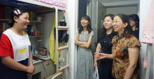 走访新生宿舍,送达学部关怀——记人文社会科学学部老师走访慰问18级新生563 走访新生宿舍,送达学部关怀——记人文社会科学学部老师走访慰问18级新生563