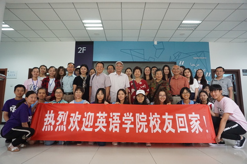 图15校友合照 图15校友合照