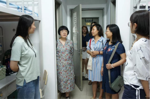 走访新生宿舍,送达学部关怀——记人文社会科学学部老师走访慰问18级新生430 走访新生宿舍,送达学部关怀——记人文社会科学学部老师走访慰问18级新生430