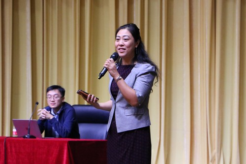 外国语学部分党委副书记梁清教授介绍主讲人 外国语学部分党委副书记梁清教授介绍主讲人