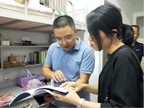 走访新生宿舍,送达学部关怀——记人文社会科学学部老师走访慰问18级新生829 走访新生宿舍,送达学部关怀——记人文社会科学学部老师走访慰问18级新生829