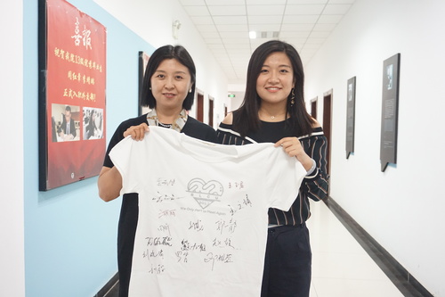 图14校友签字衬衫 图14校友签字衬衫