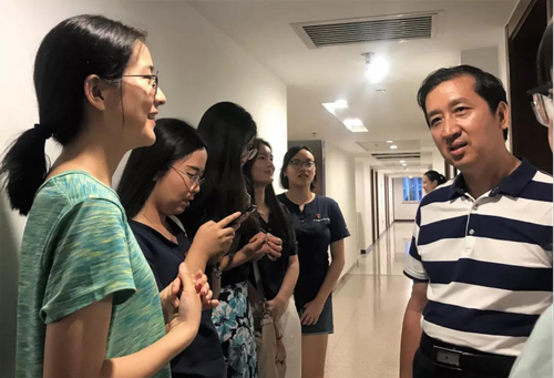走访新生宿舍,送达学部关怀——记人文社会科学学部老师走访慰问18级新生909 走访新生宿舍,送达学部关怀——记人文社会科学学部老师走访慰问18级新生909