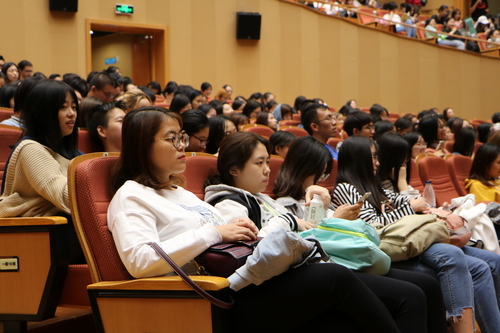 同学们认真聆听 同学们认真聆听