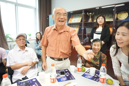 图6校友发言 图6校友发言