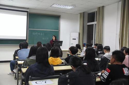 3预科学院老师为志愿者讲解