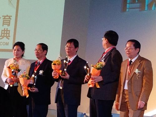 崔希亮校长荣膺“中国教育变革人物奖” 崔希亮校长荣膺“中国教育变革人物奖”