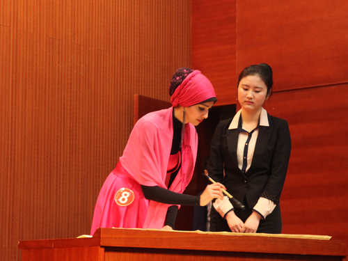 留学生现场挥毫泼墨 留学生现场挥毫泼墨