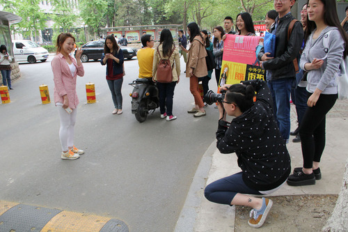 3 摄影师为留学生拍照 3 摄影师为留学生拍照