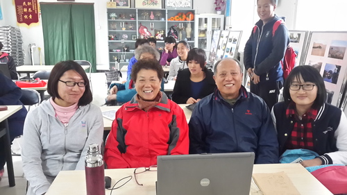 志愿者和老人 志愿者和老人