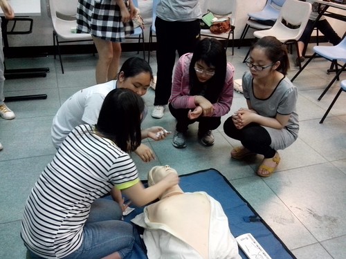 2 学员们在学习心肺复苏 2 学员们在学习心肺复苏