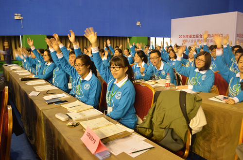 志愿者与培训老师互动 志愿者与培训老师互动