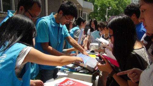 宿舍区“夏日书香送清新 旧书新用环保行”活动现场 宿舍区“夏日书香送清新 旧书新用环保行”活动现场