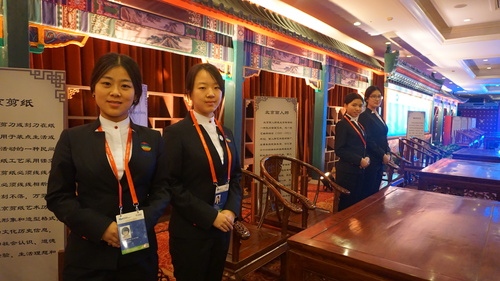 艺术长廊引导志愿者风采 艺术长廊引导志愿者风采